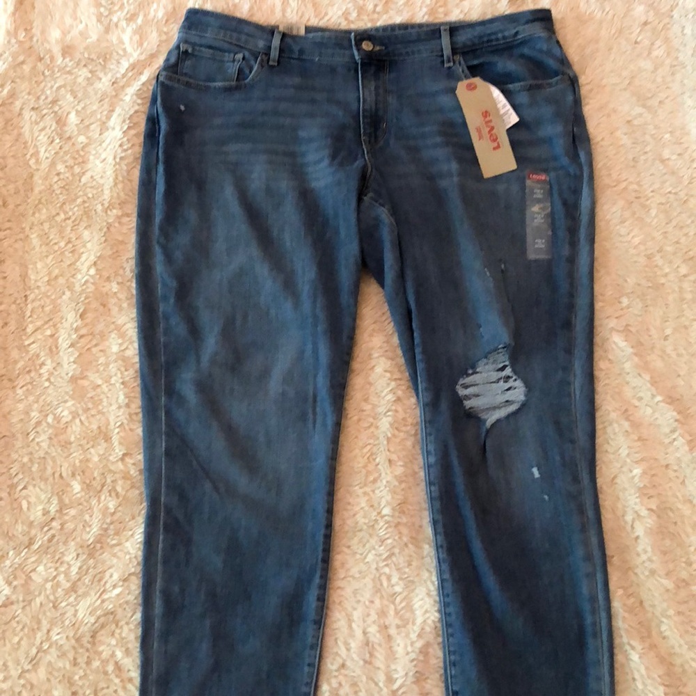 BRAND NEW. NEVER BEEN WORN LEVI JEANS